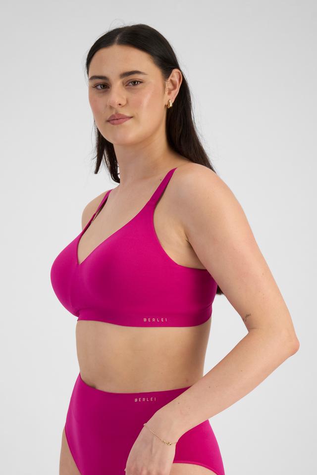MILA (She/Her) wears size 12B and is 176cm tall with 81cm chest and 62cm waist
