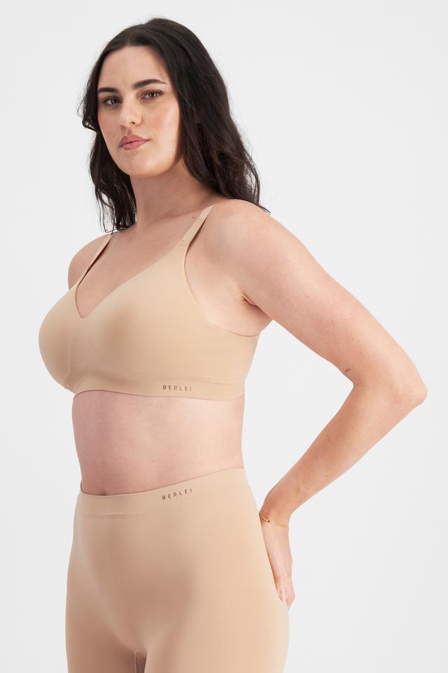 Jacqleen (She/Her) wears size 14DD and is 183cm tall with 93cm chest and 73cm waist