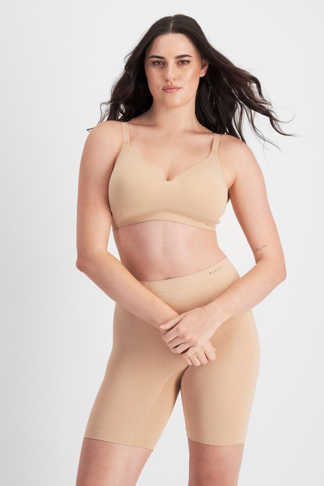 Jacqleen (She/Her) wears size 14DD and is 183cm tall with 93cm chest and 73cm waist