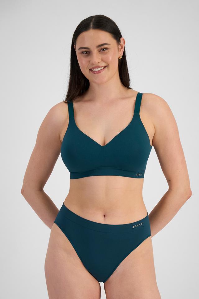 Jacqleen (She/Her) wears size 14DD and is 183cm tall with 93cm chest and 73cm waist