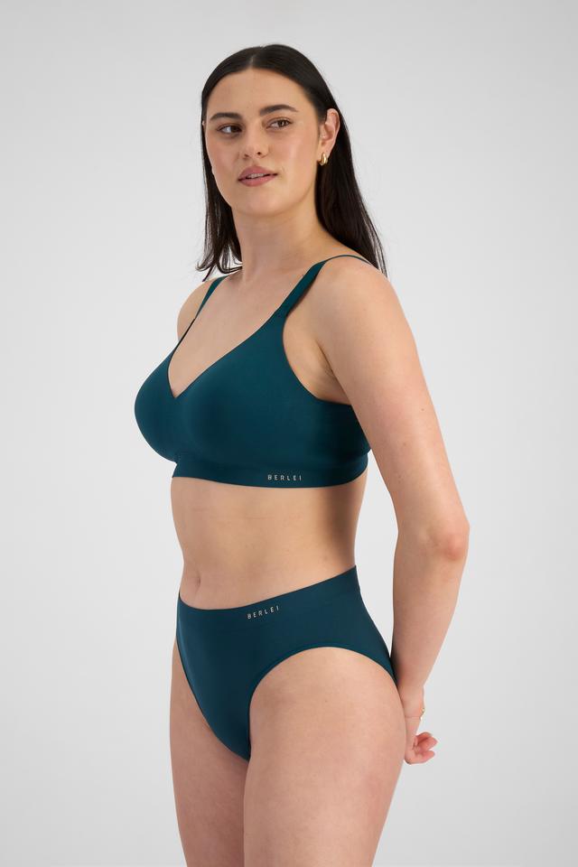 Jacqleen (She/Her) wears size 14DD and is 183cm tall with 93cm chest and 73cm waist