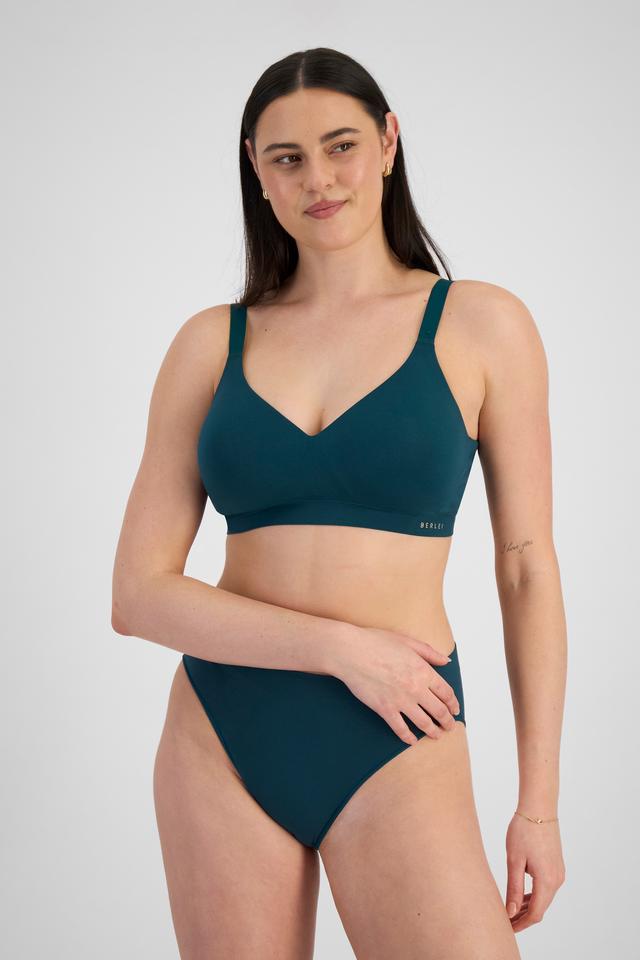 Jacqleen (She/Her) wears size 14DD and is 183cm tall with 93cm chest and 73cm waist