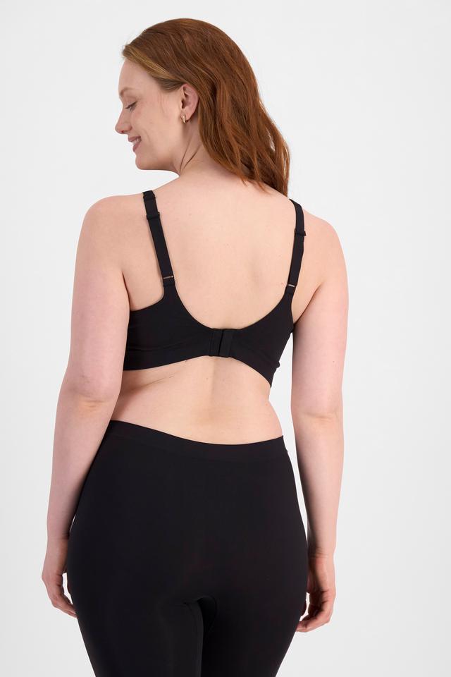 Martine (She/Her) wears size 14DD and is 175cm tall with 82cm chest and 76cm waist