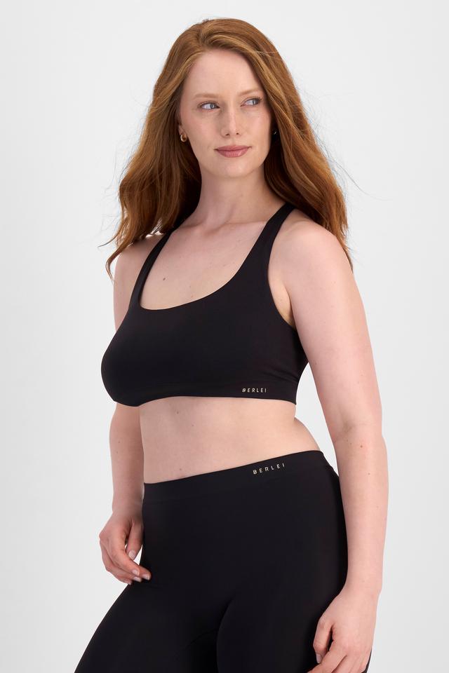 Martine (She/Her) wears size 14DD and is 175cm tall with 82cm chest and 76cm waist