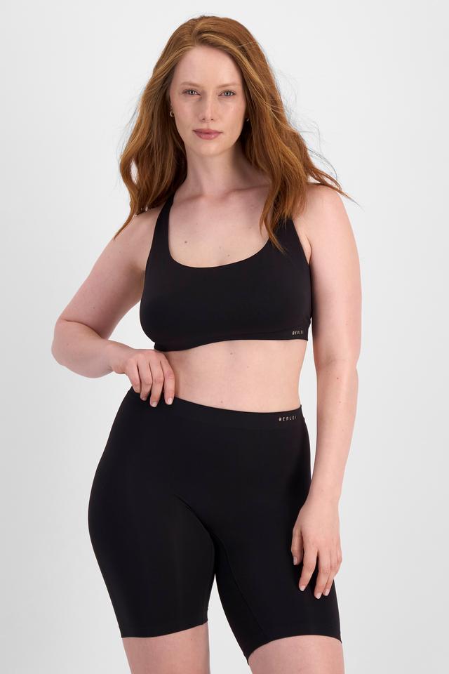 Martine (She/Her) wears size 14DD and is 175cm tall with 82cm chest and 76cm waist