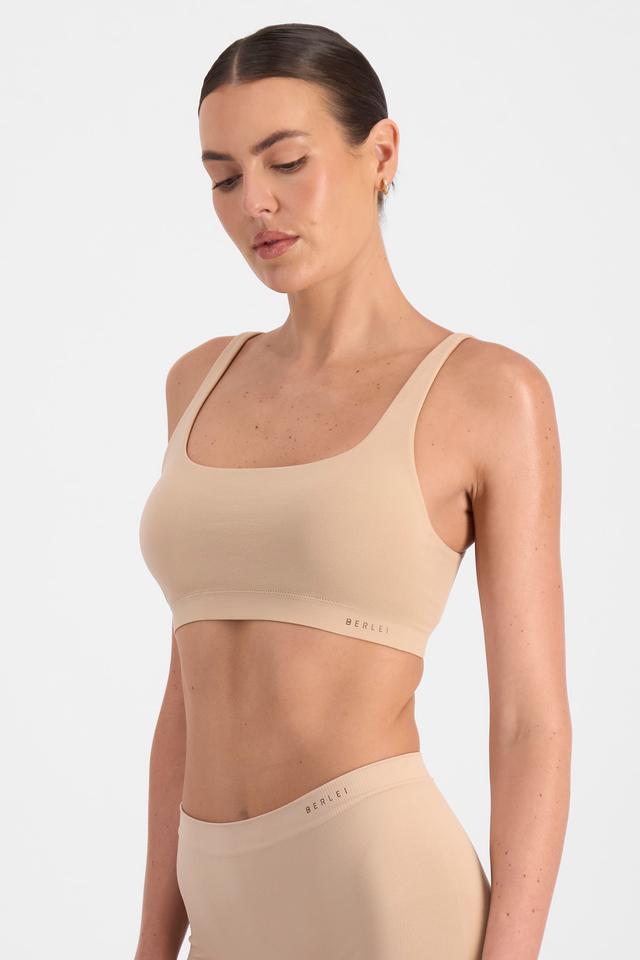 Pearl (She/Her) wears size 12B and is 181cm tall with 92cm chest and 63cm waist