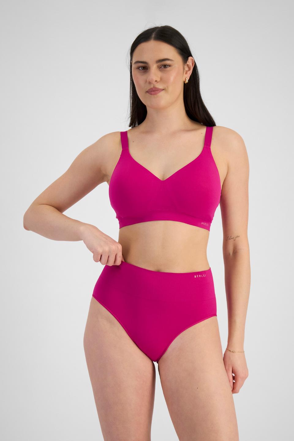 Jacqleen (She/Her) wears size 14DD and is 183cm tall with 93cm chest and 73cm waist