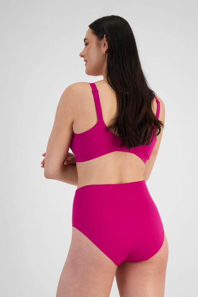 Jacqleen (She/Her) wears size 14DD and is 183cm tall with 93cm chest and 73cm waist