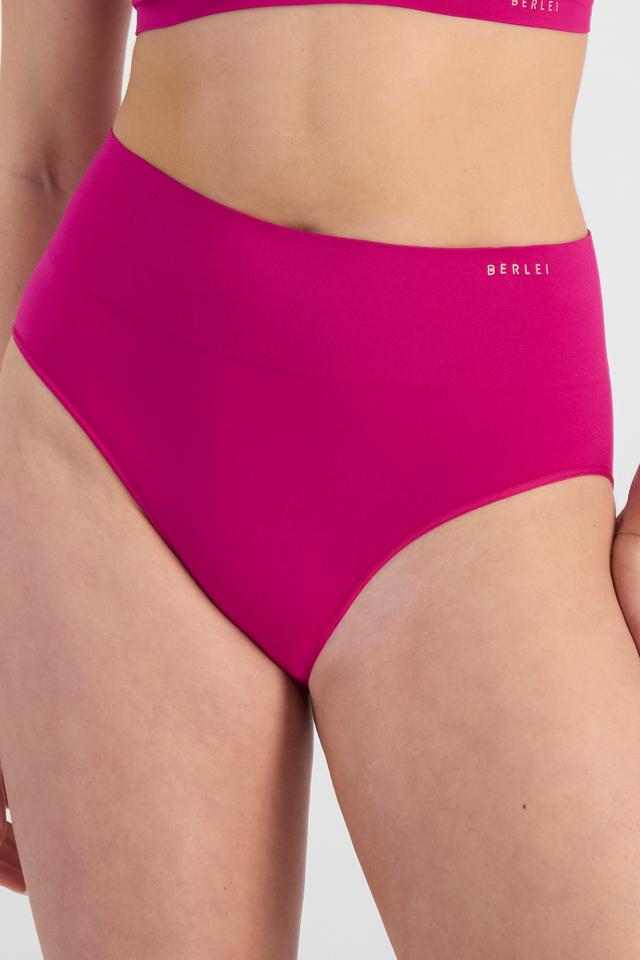 Jacqleen (She/Her) wears size 14DD and is 183cm tall with 93cm chest and 73cm waist