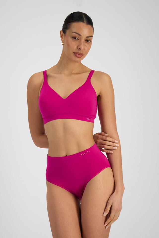 MILA (She/Her) wears size 12B and is 176cm tall with 81cm chest and 62cm waist