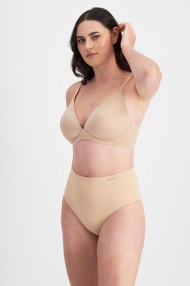 Jacqleen (She/Her) wears size 14 and is 183cm tall with 93cm chest and 73cm waist