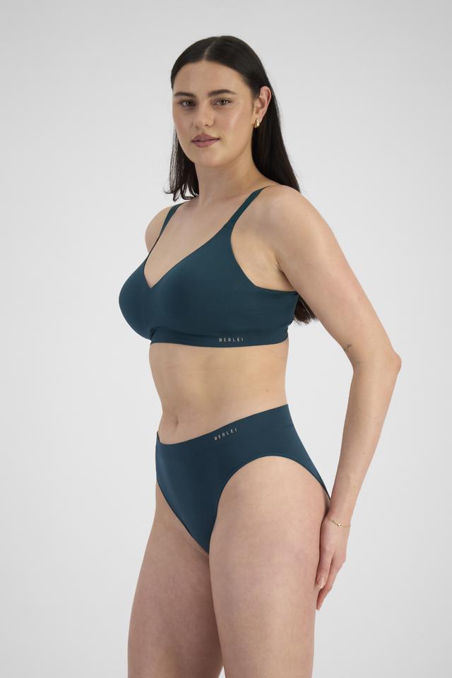 Jacqleen (She/Her) wears size 14 and is 183cm tall with 93cm chest and 73cm waist