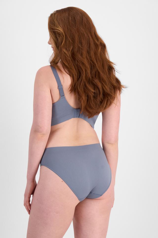 Martine (She/Her) wears size 14 and is 175cm tall with 82cm chest and 76cm waist