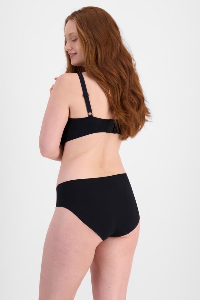 Martine (She/Her) wears size 14 and is 175cm tall with 82cm chest and 76cm waist