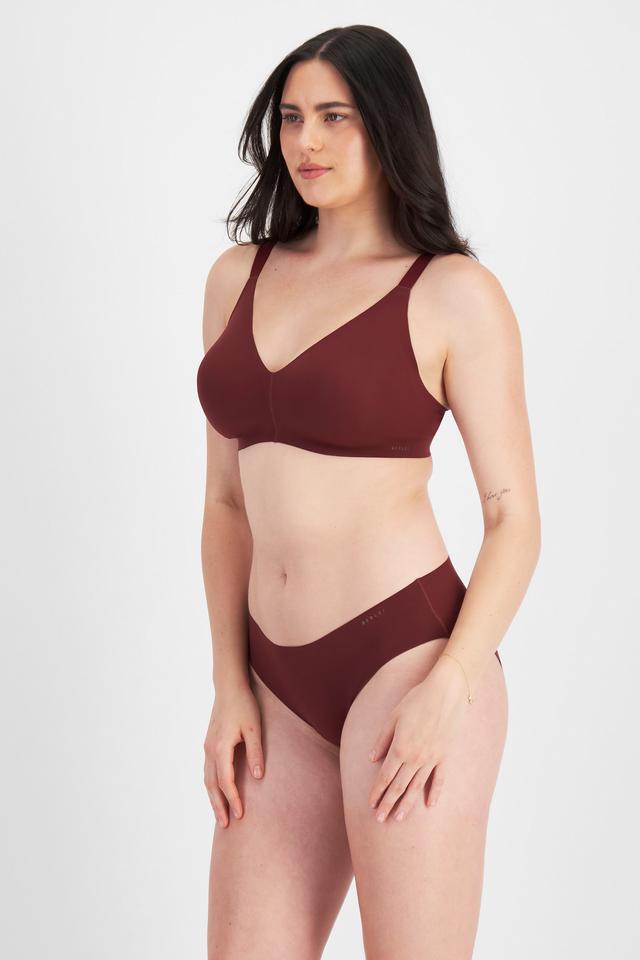Jacqleen (She/Her) wears size 14 and is 183cm tall with 93cm chest and 73cm waist