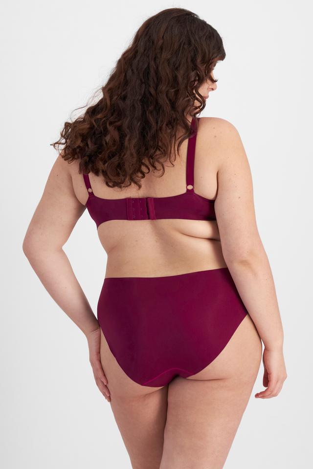 Brittany (She/Her) wears size 12 and is 173cm tall with 93cm chest and 78cm waist