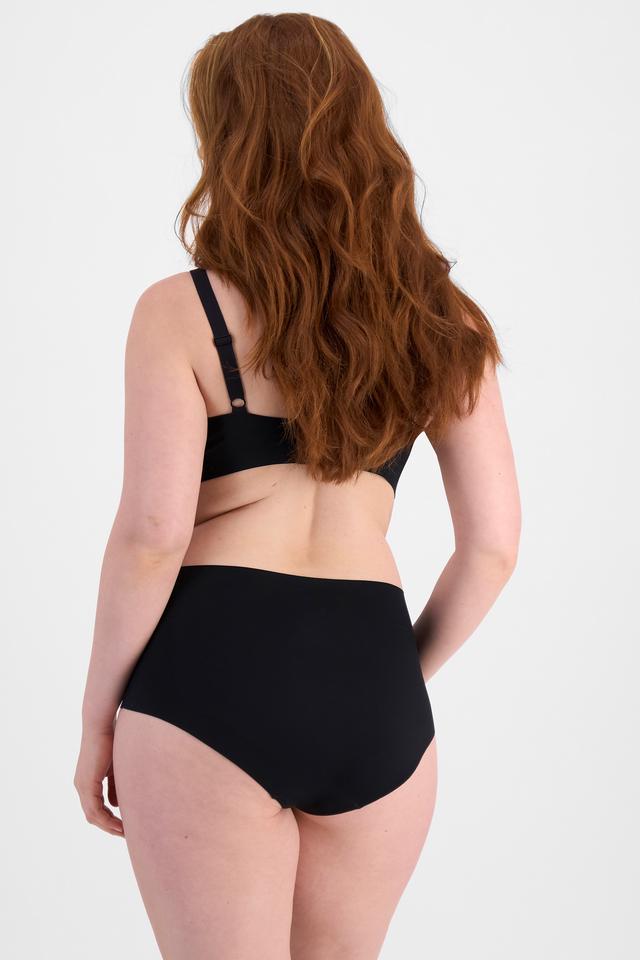 Martine (She/Her) wears size 14 and is 175cm tall with 82cm chest and 76cm waist