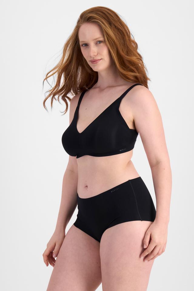Martine (She/Her) wears size 14 and is 175cm tall with 82cm chest and 76cm waist