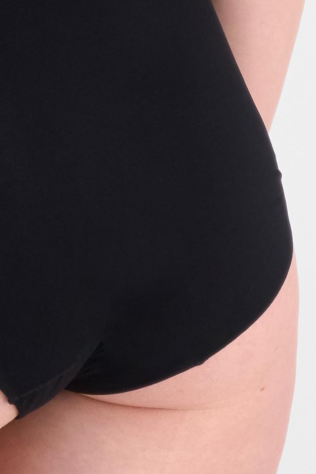 Martine (She/Her) wears size 14 and is 175cm tall with 82cm chest and 76cm waist