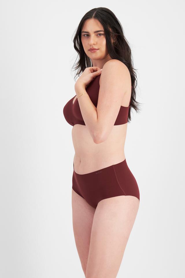 Jacqleen (She/Her) wears size 14 and is 183cm tall with 93cm chest and 73cm waist