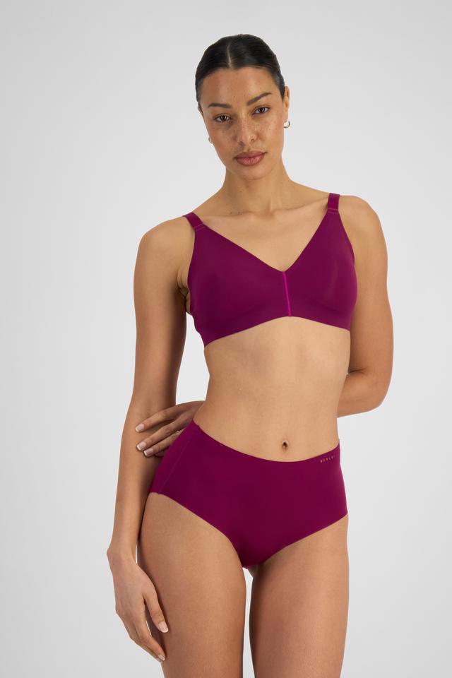 MILA (She/Her) wears size 12B and is 176cm tall with 81cm chest and 62cm waist