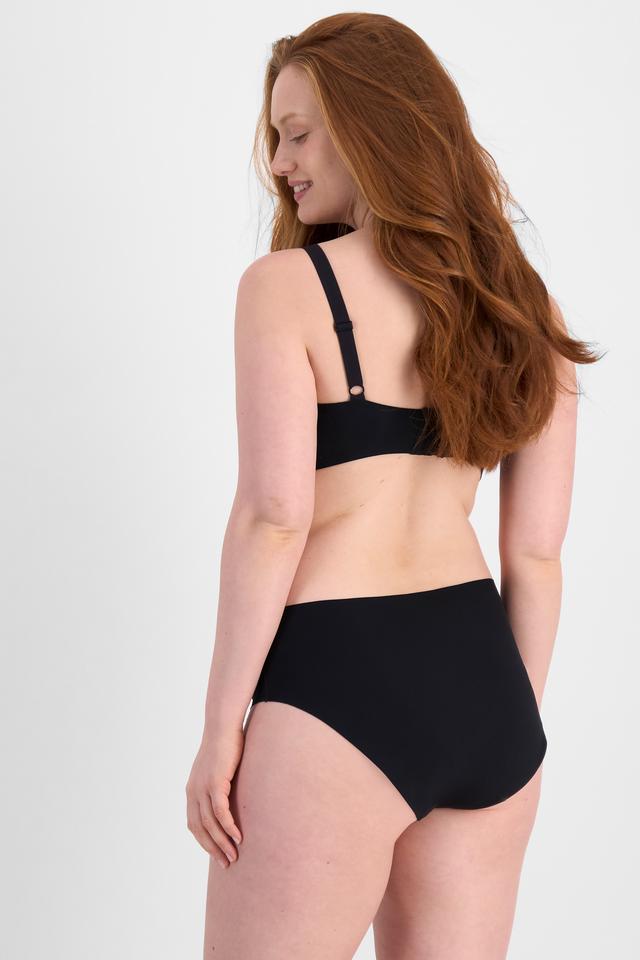 Martine (She/Her) wears size 14 and is 175cm tall with 82cm chest and 76cm waist