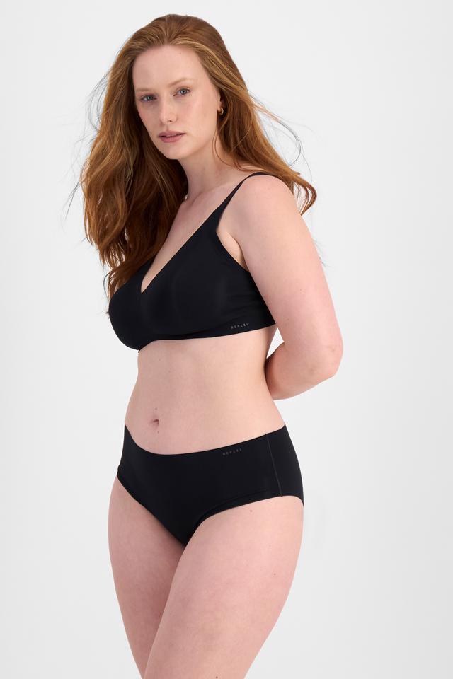 Martine (She/Her) wears size 14 and is 175cm tall with 82cm chest and 76cm waist