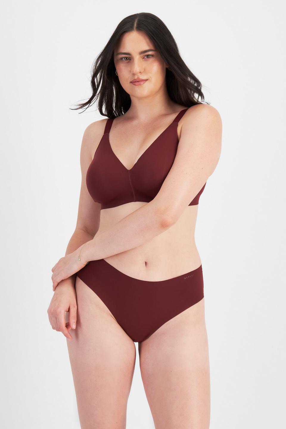 Jacqleen (She/Her) wears size 14 and is 183cm tall with 93cm chest and 73cm waist