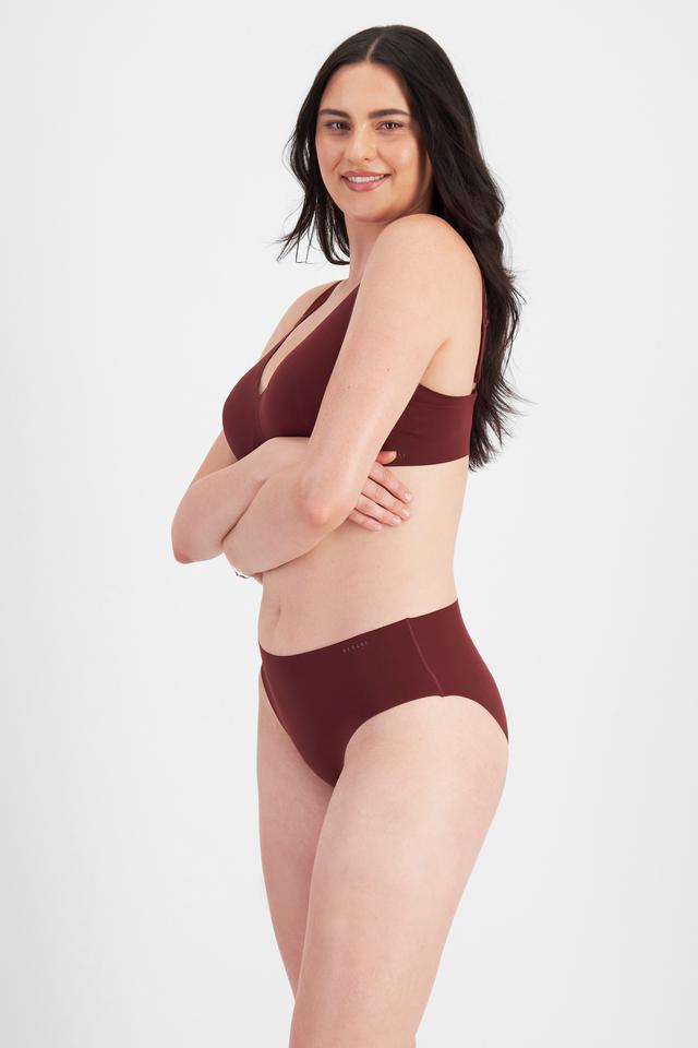Jacqleen (She/Her) wears size 14 and is 183cm tall with 93cm chest and 73cm waist