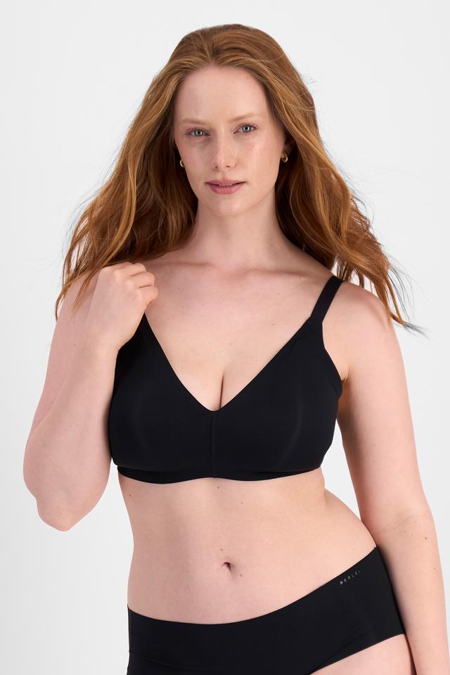 Martine (She/Her) wears size 14DD and is 175cm tall with 82cm chest and 76cm waist