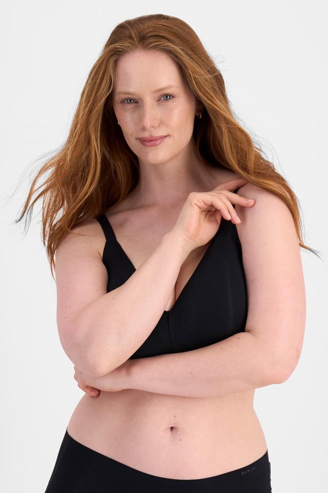Martine (She/Her) wears size 14DD and is 175cm tall with 82cm chest and 76cm waist