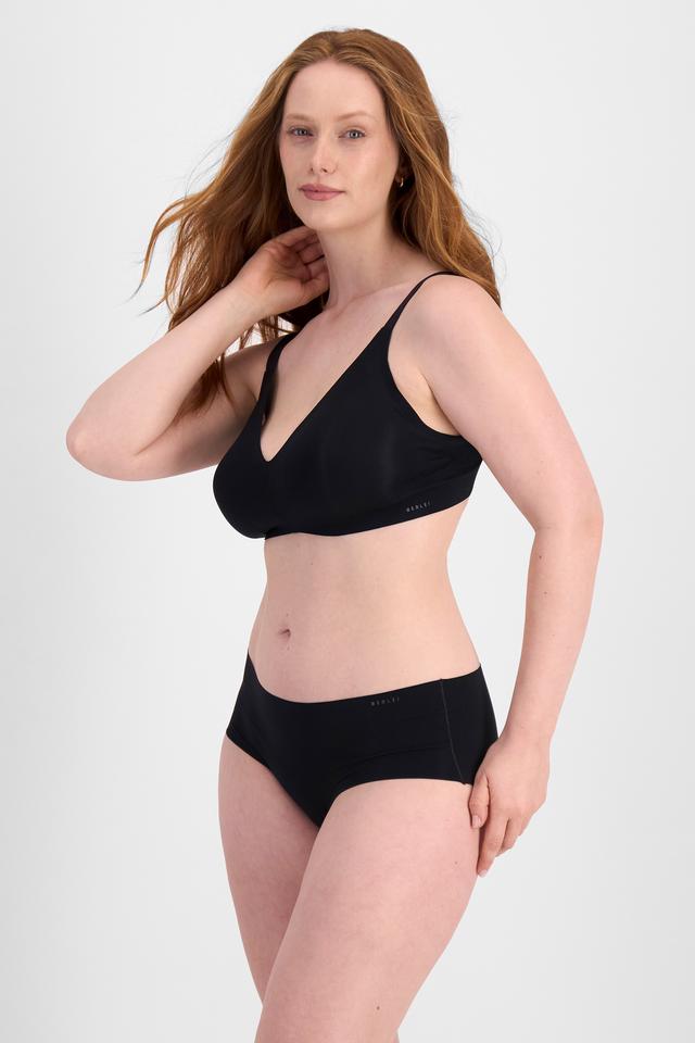 Martine (She/Her) wears size 14DD and is 175cm tall with 82cm chest and 76cm waist