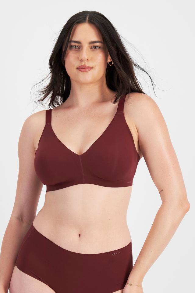 Jacqleen (She/Her) wears size 14DD and is 183cm tall with 93cm chest and 73cm waist