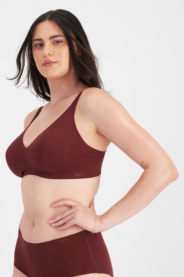 Jacqleen (She/Her) wears size 14DD and is 183cm tall with 93cm chest and 73cm waist