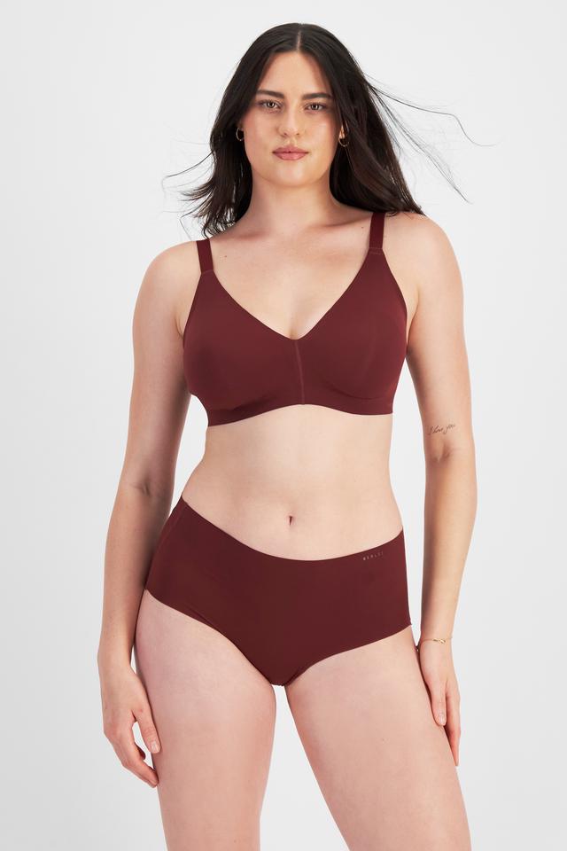 Jacqleen (She/Her) wears size 14DD and is 183cm tall with 93cm chest and 73cm waist