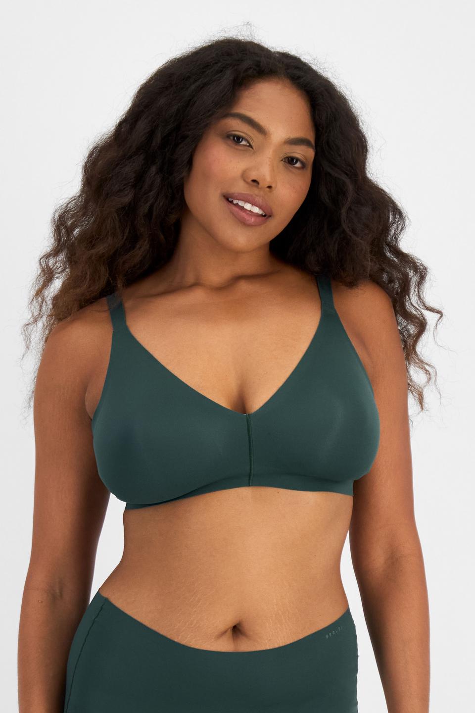Caitlin (She/Her) wears size 16DD and is 176cm tall with 114cm chest and 95cm waist