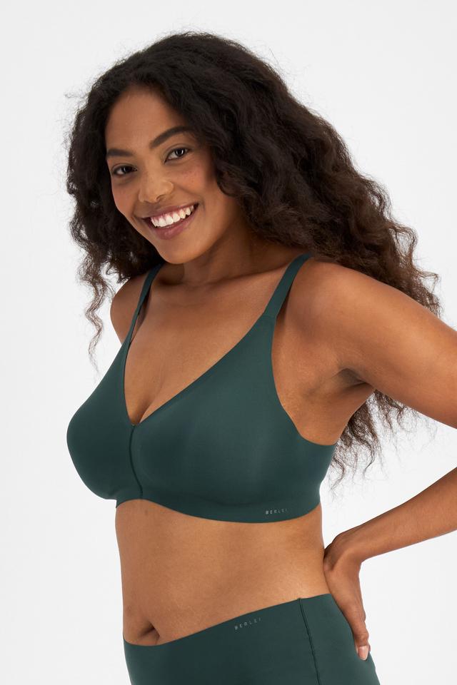 Caitlin (She/Her) wears size 16DD and is 176cm tall with 114cm chest and 95cm waist
