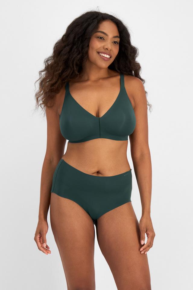 Caitlin (She/Her) wears size 16DD and is 176cm tall with 114cm chest and 95cm waist