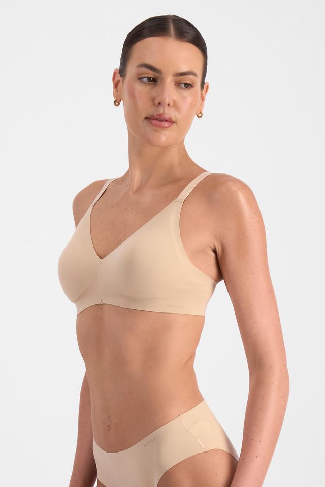 Pearl (She/Her) wears size 12B and is 181cm tall with 92cm chest and 63cm waist