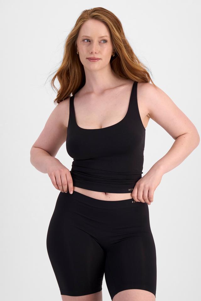 Martine (She/Her) wears size 14 and is 175cm tall with 82cm chest and 76cm waist
