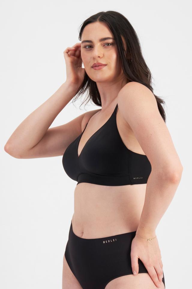 Jacqleen (She/Her) wears size 14DD and is 183cm tall with 93cm chest and 73cm waist