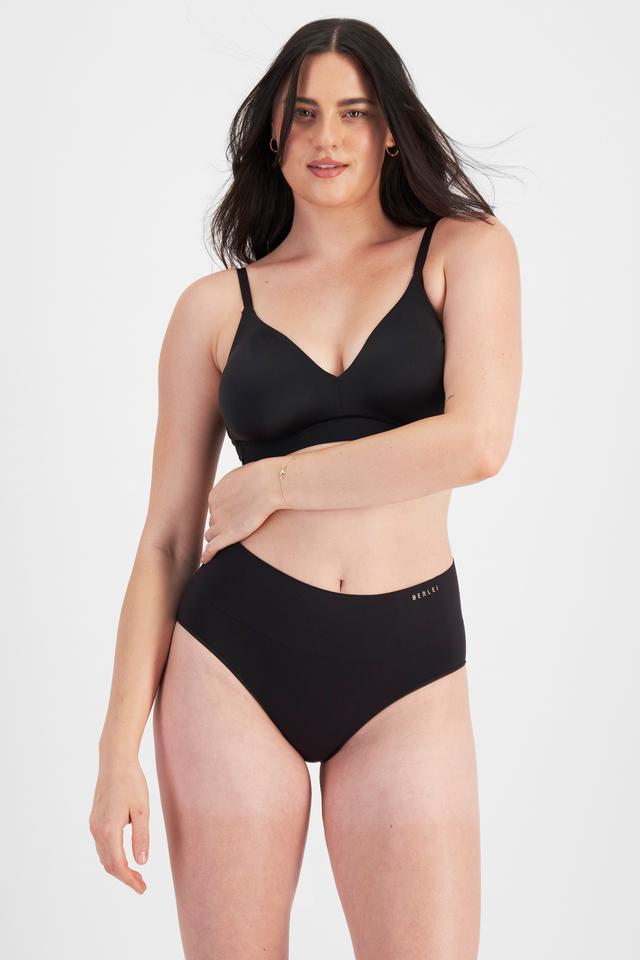Jacqleen (She/Her) wears size 14DD and is 183cm tall with 93cm chest and 73cm waist