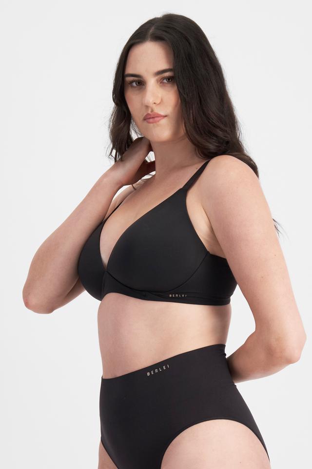 Jacqleen (She/Her) wears size 14DD and is 183cm tall with 93cm chest and 73cm waist