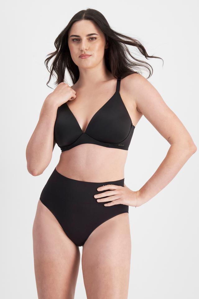 Jacqleen (She/Her) wears size 14DD and is 183cm tall with 93cm chest and 73cm waist