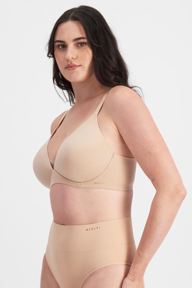 Jacqleen (She/Her) wears size 14DD and is 183cm tall with 93cm chest and 73cm waist