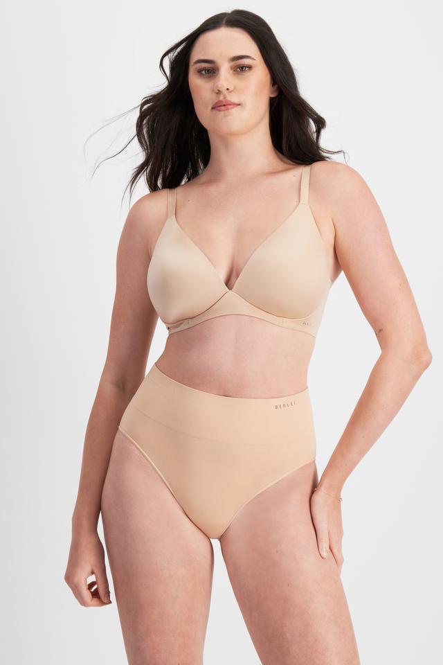 Jacqleen (She/Her) wears size 14DD and is 183cm tall with 93cm chest and 73cm waist