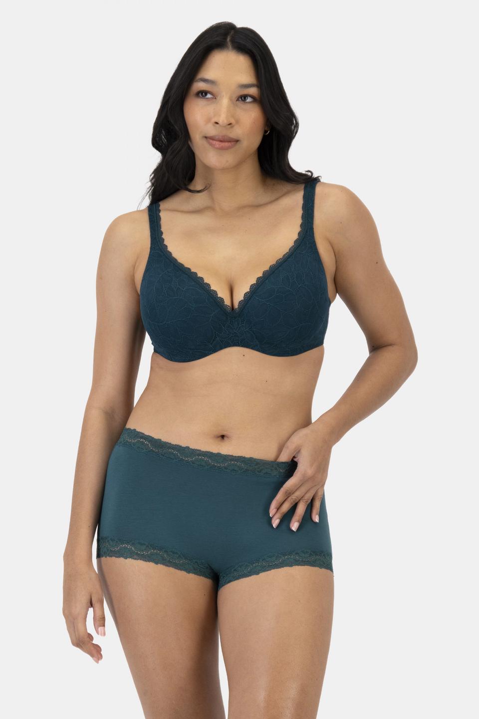 Alejandra (She/Her) wears size 12 and is 172cm tall with 100cm chest and 78cm waist