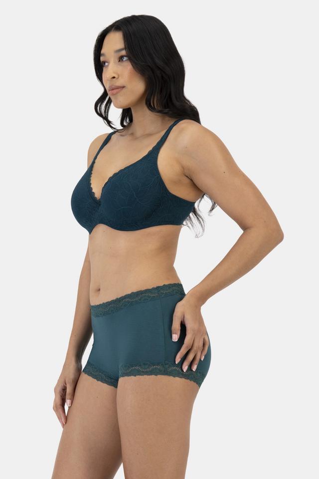 Alejandra (She/Her) wears size 12 and is 172cm tall with 100cm chest and 78cm waist