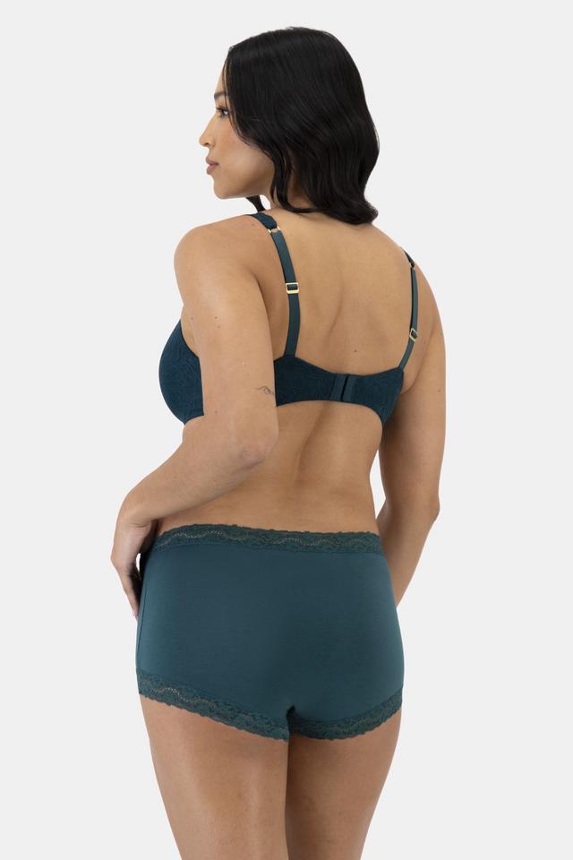 Alejandra (She/Her) wears size 12 and is 172cm tall with 100cm chest and 78cm waist