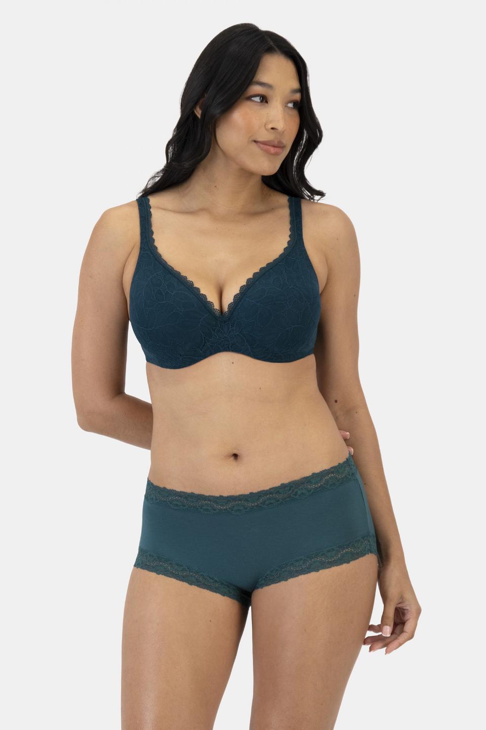 Alejandra (She/Her) wears size 12 and is 172cm tall with 100cm chest and 78cm waist